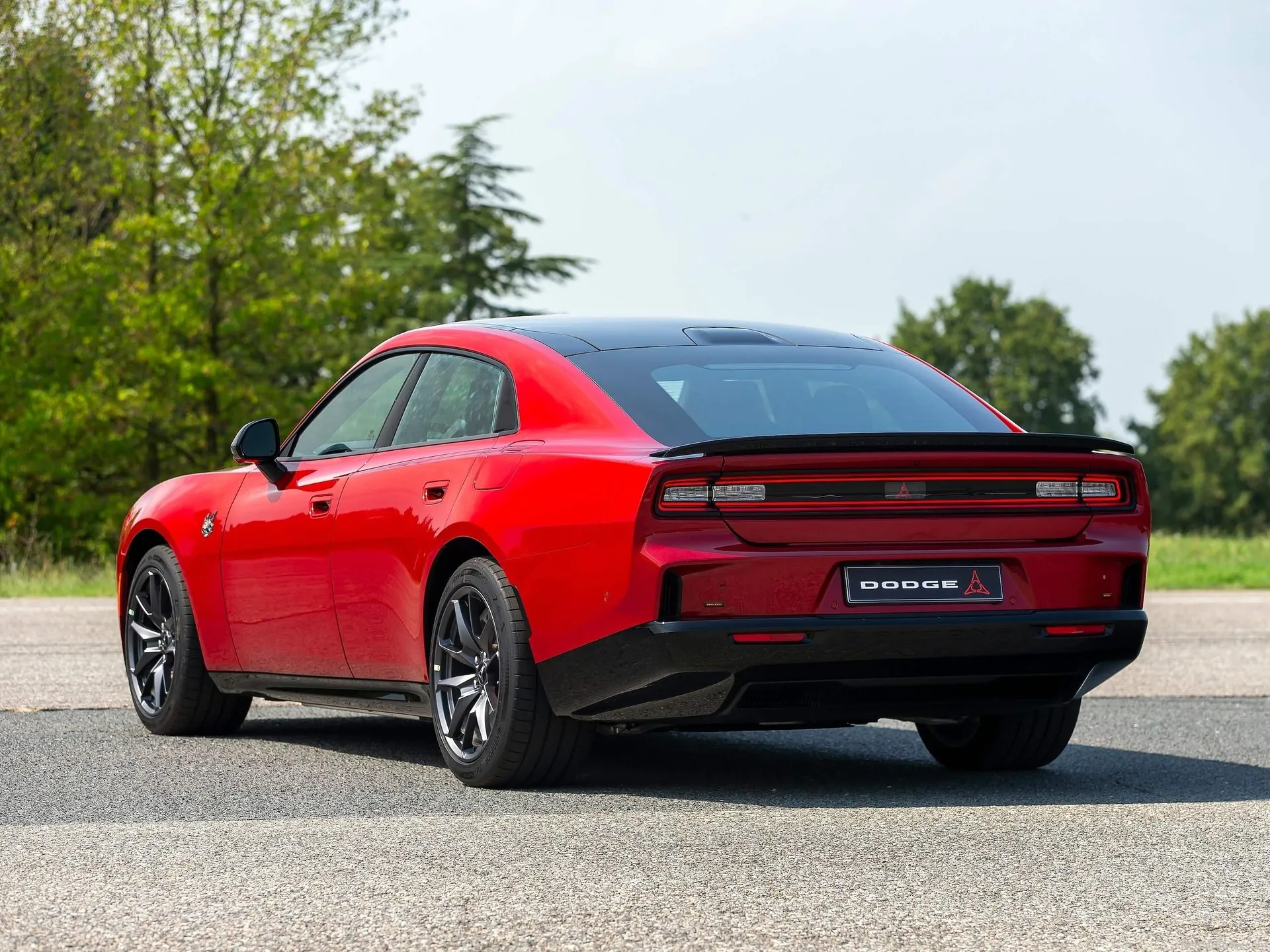 Dodge Charger Daytona 4-door [EU] (2027) – zadní tříčtvrteční pohled