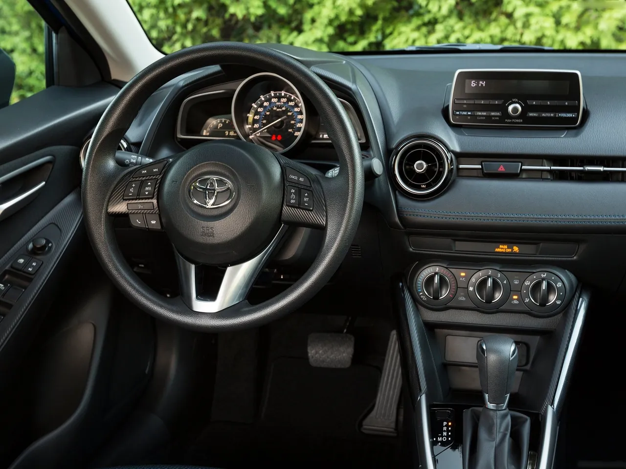 Toyota Yaris Sedan (2016) - Interior