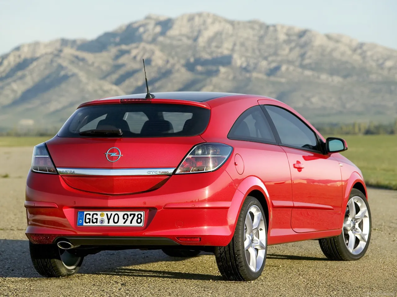 Opel Astra GTC (2007) – zadní tříčtvrteční pohled