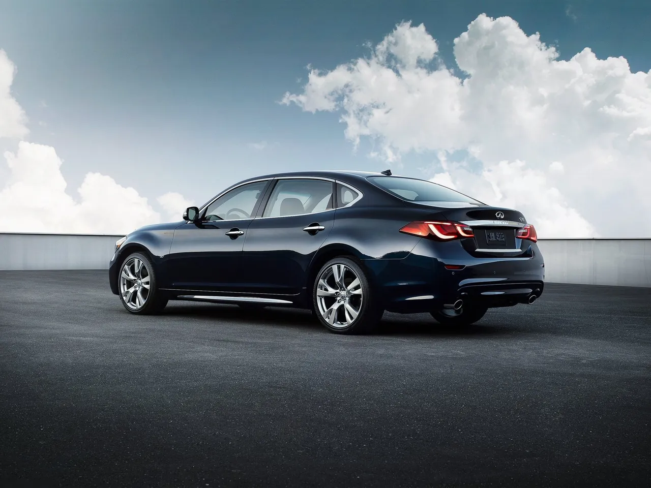 Infiniti Q70L (2015) - Rear Three-Quarter