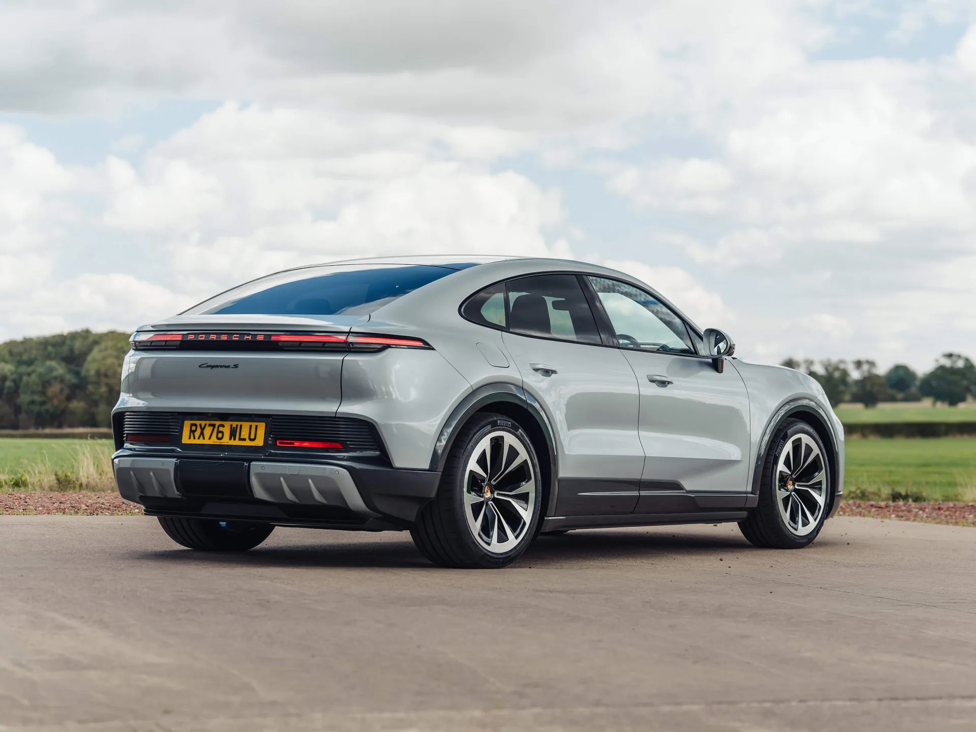 Porsche Cayenne S Coupe Electric [UK] (2027) – zadní tříčtvrteční pohled