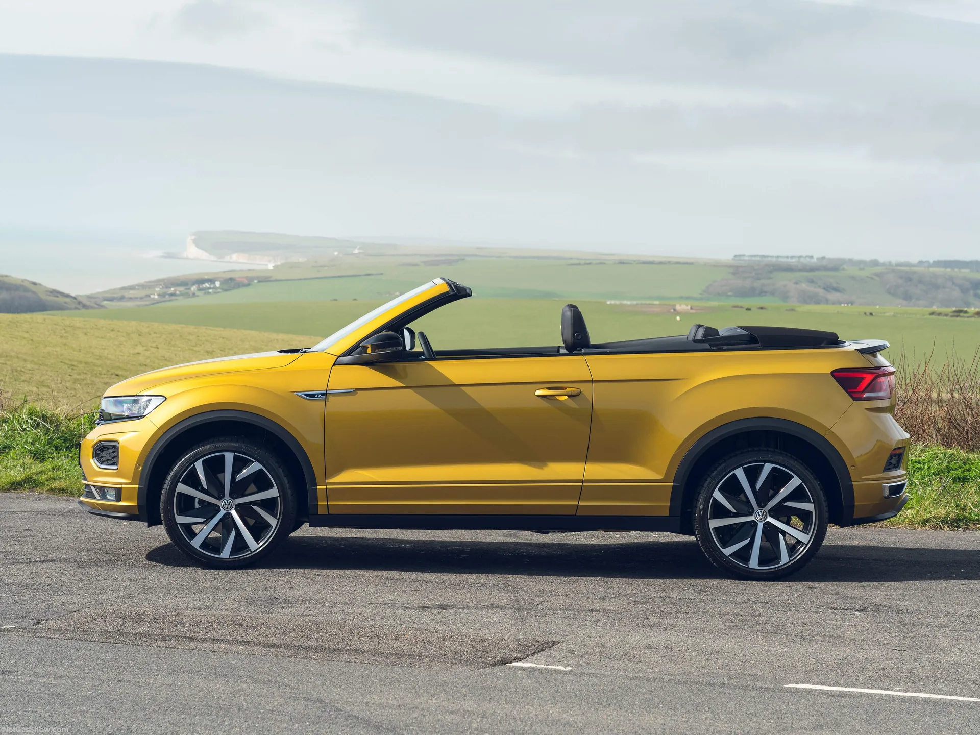 Volkswagen T-Roc Cabriolet [UK] (2020) – boční profil