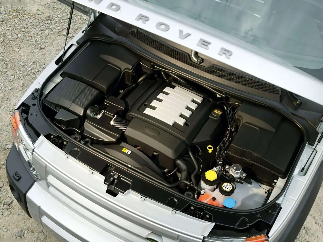 Land Rover Discovery 3 (2005) - Engine Bay