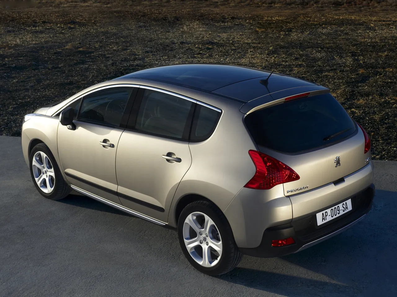 Peugeot 3008 (2010) – zadní tříčtvrteční pohled