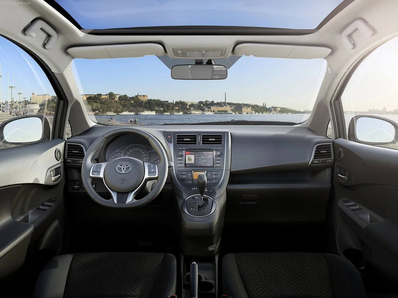 Toyota Verso-S (2012) – interiér