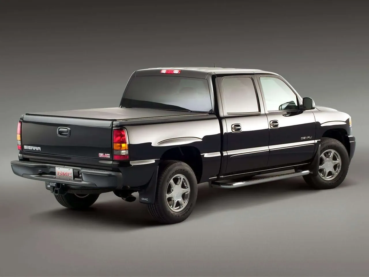 GMC Sierra Denali 1500 Crew Cab (2005) – zadní tříčtvrteční pohled