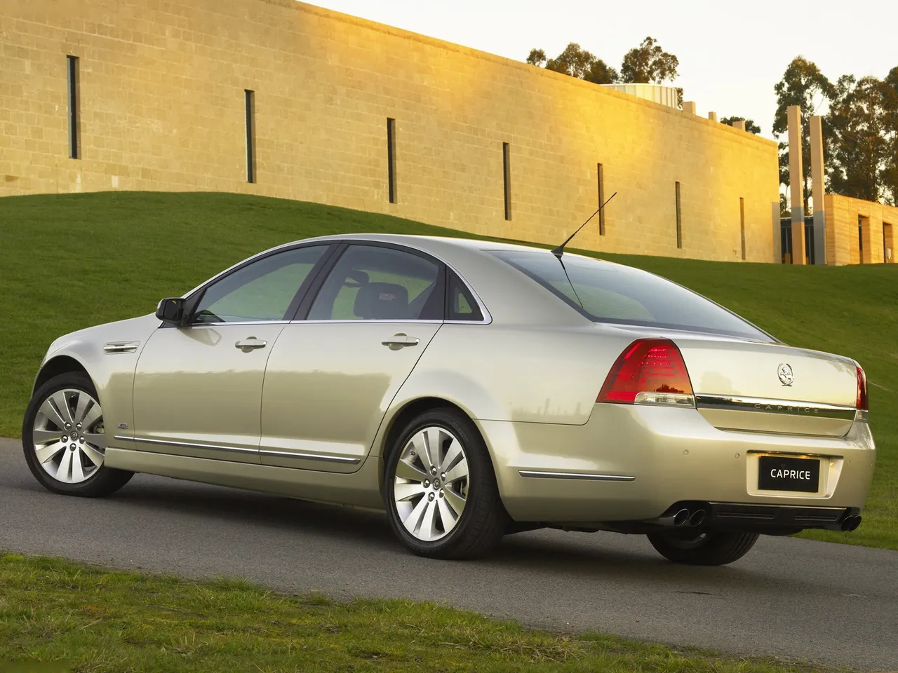 Holden WM Caprice (2006) – zadní tříčtvrteční pohled
