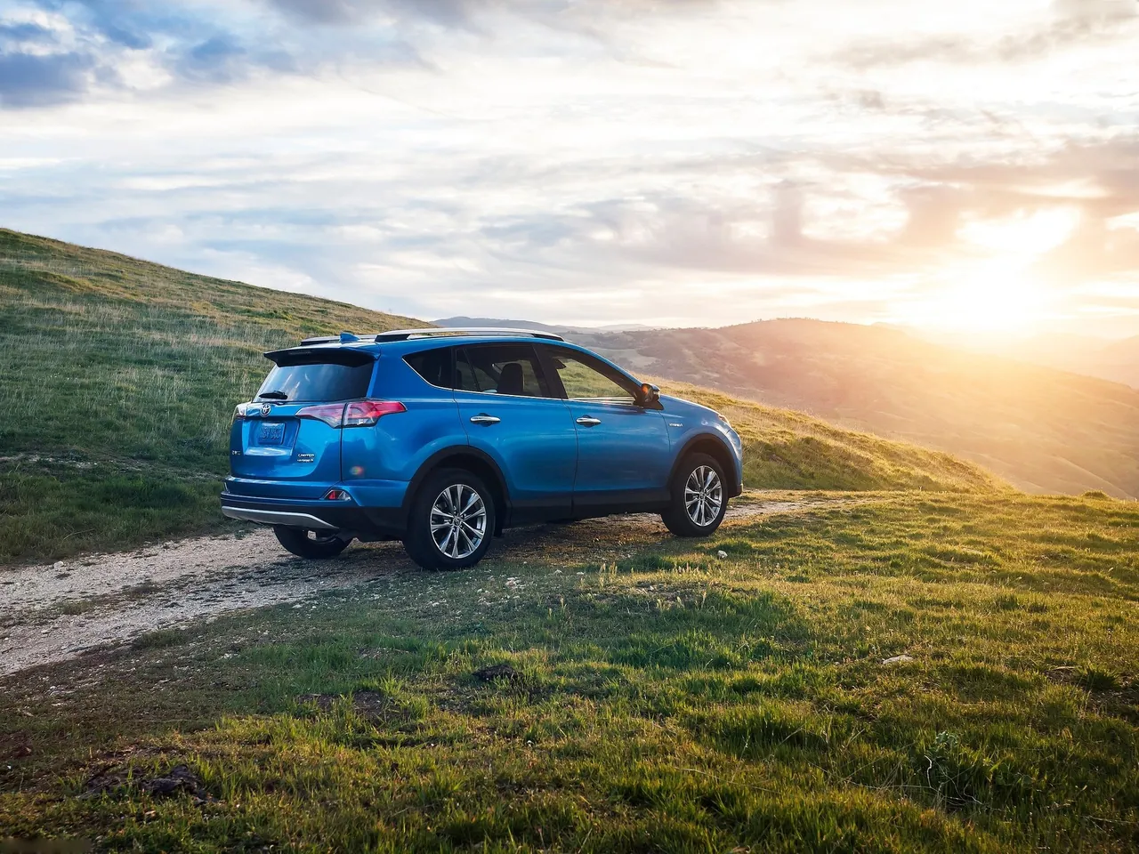 Toyota RAV4 Hybrid (2016) – zadní tříčtvrteční pohled