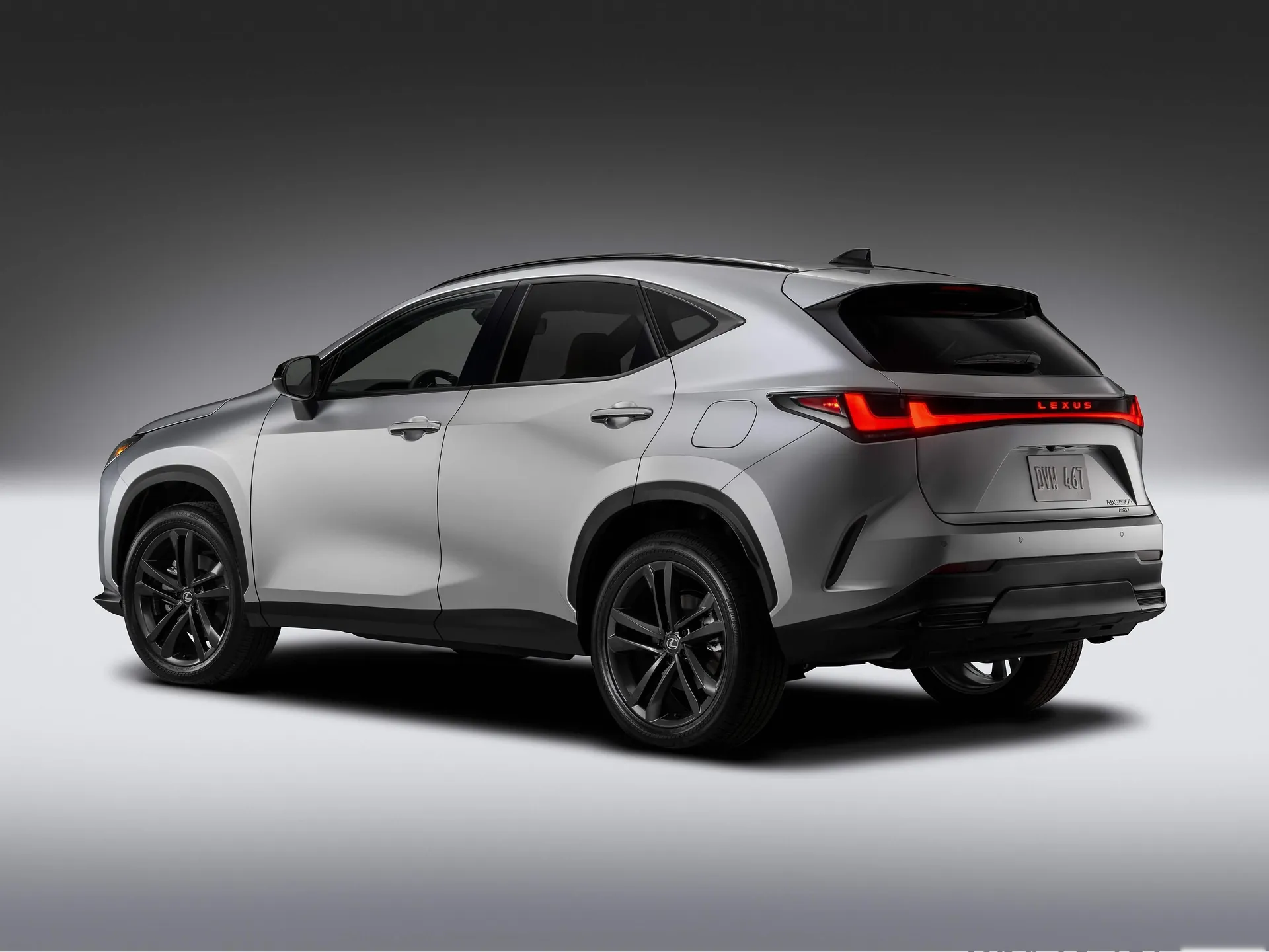 Lexus NX 350h AWD [US] (2027) – zadní tříčtvrteční pohled