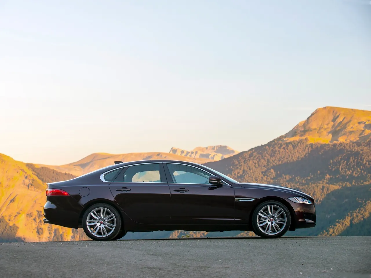 Jaguar XF (2016) – boční profil