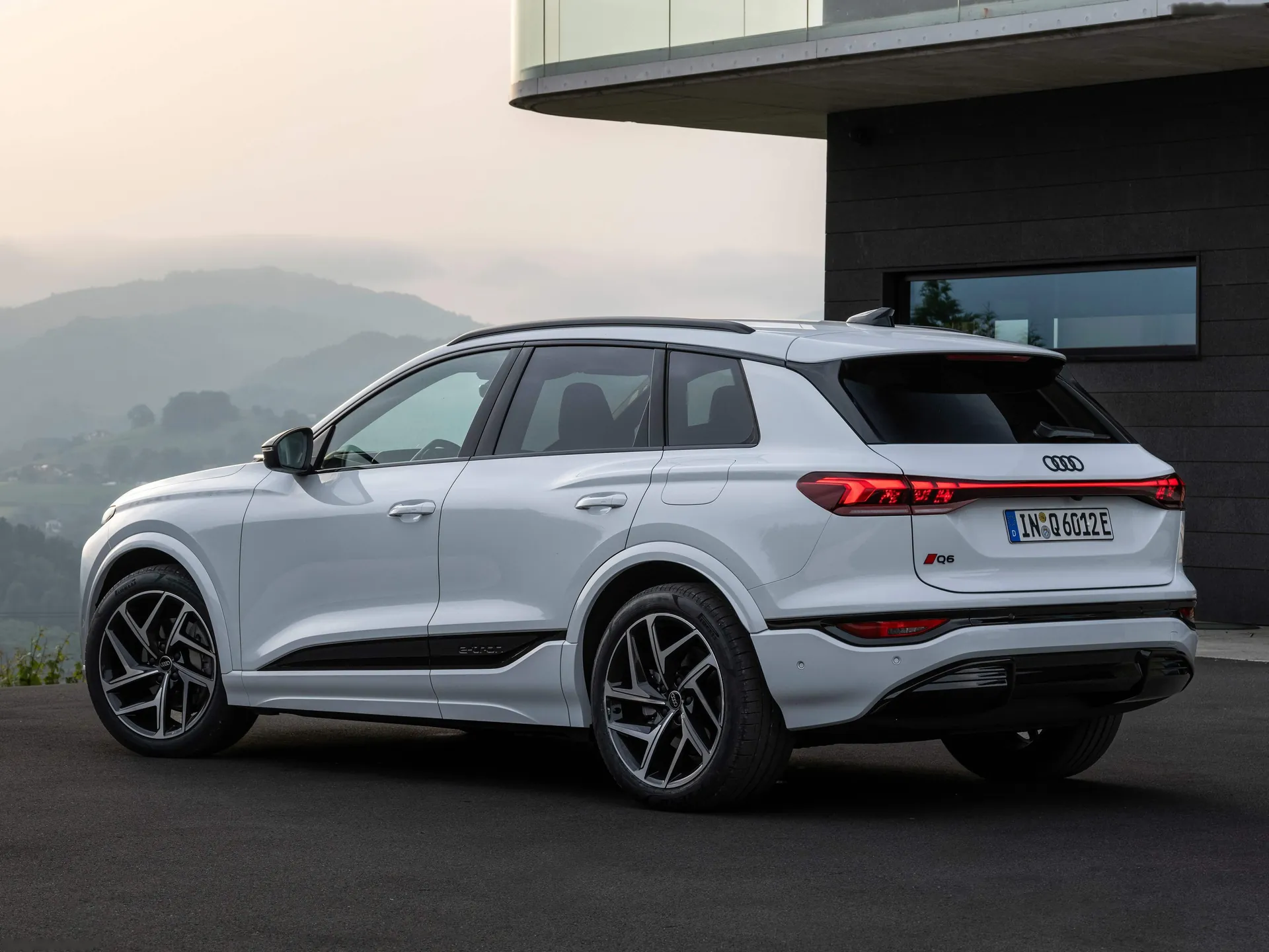Audi Q6 e-tron quattro (2025) – zadní tříčtvrteční pohled