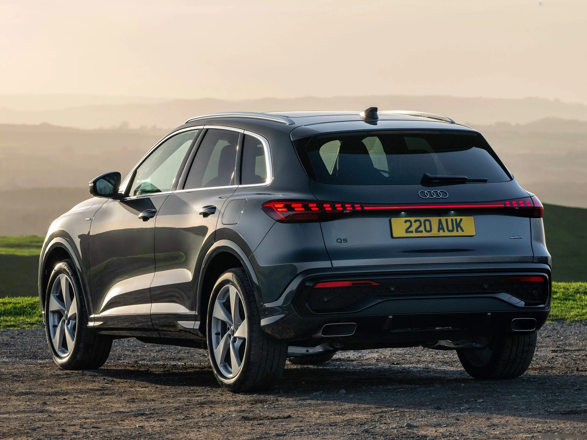 Audi Q5 e-hybrid [UK] (2026) – zadní tříčtvrteční pohled