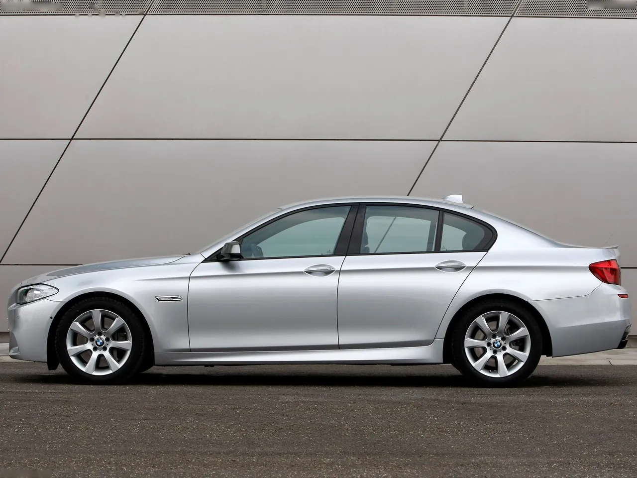 BMW M550d xDrive (2013) – boční profil