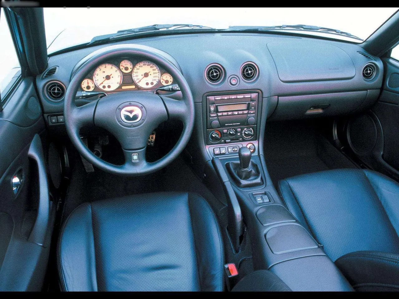 Mazda MX5 (2000) – interiér