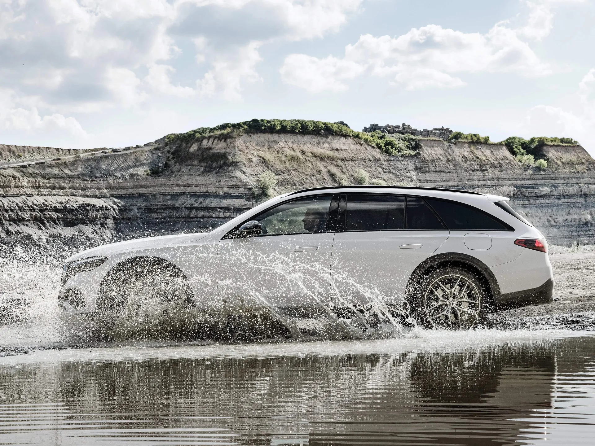 Mercedes-Benz E-Class All-Terrain (2024) - Side Profile