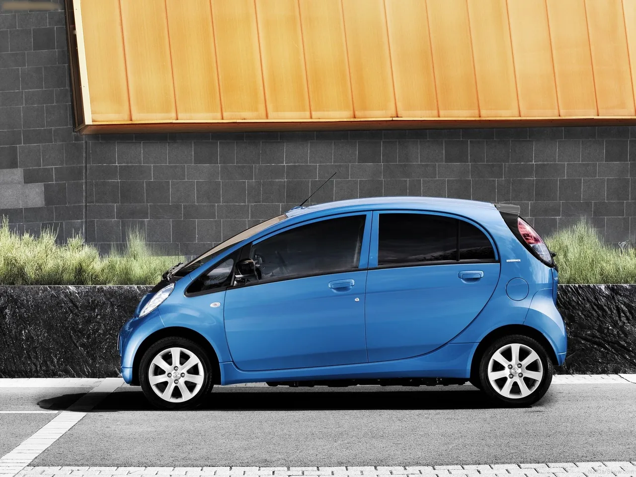 Peugeot iOn (2011) – boční profil