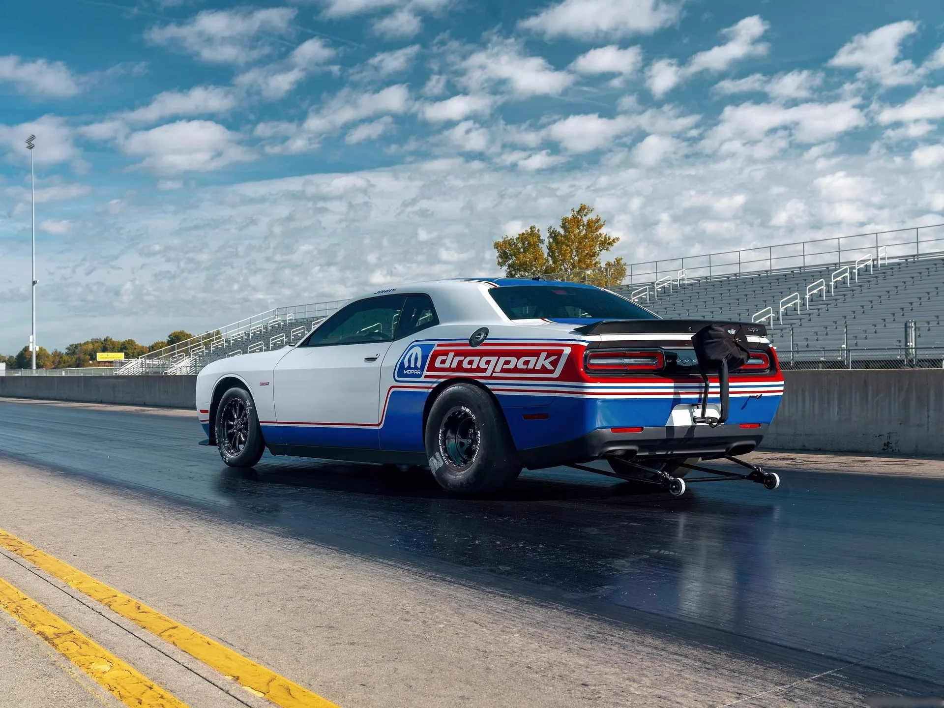 Dodge Challenger Mopar Drag Pak (2021) – zadní tříčtvrteční pohled