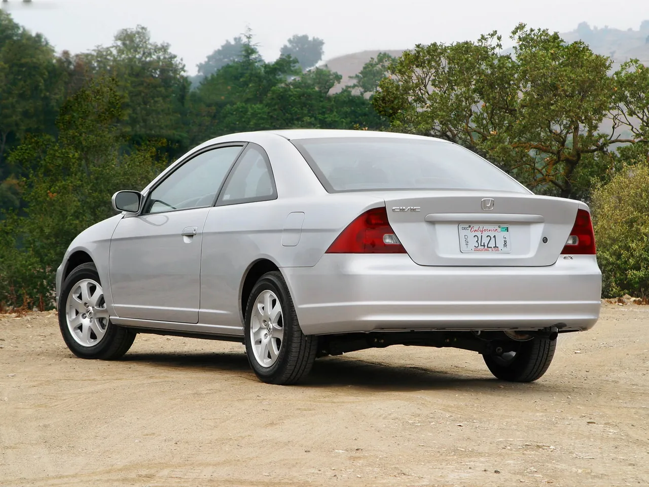 Honda Civic Coupe (2003) – zadní tříčtvrteční pohled
