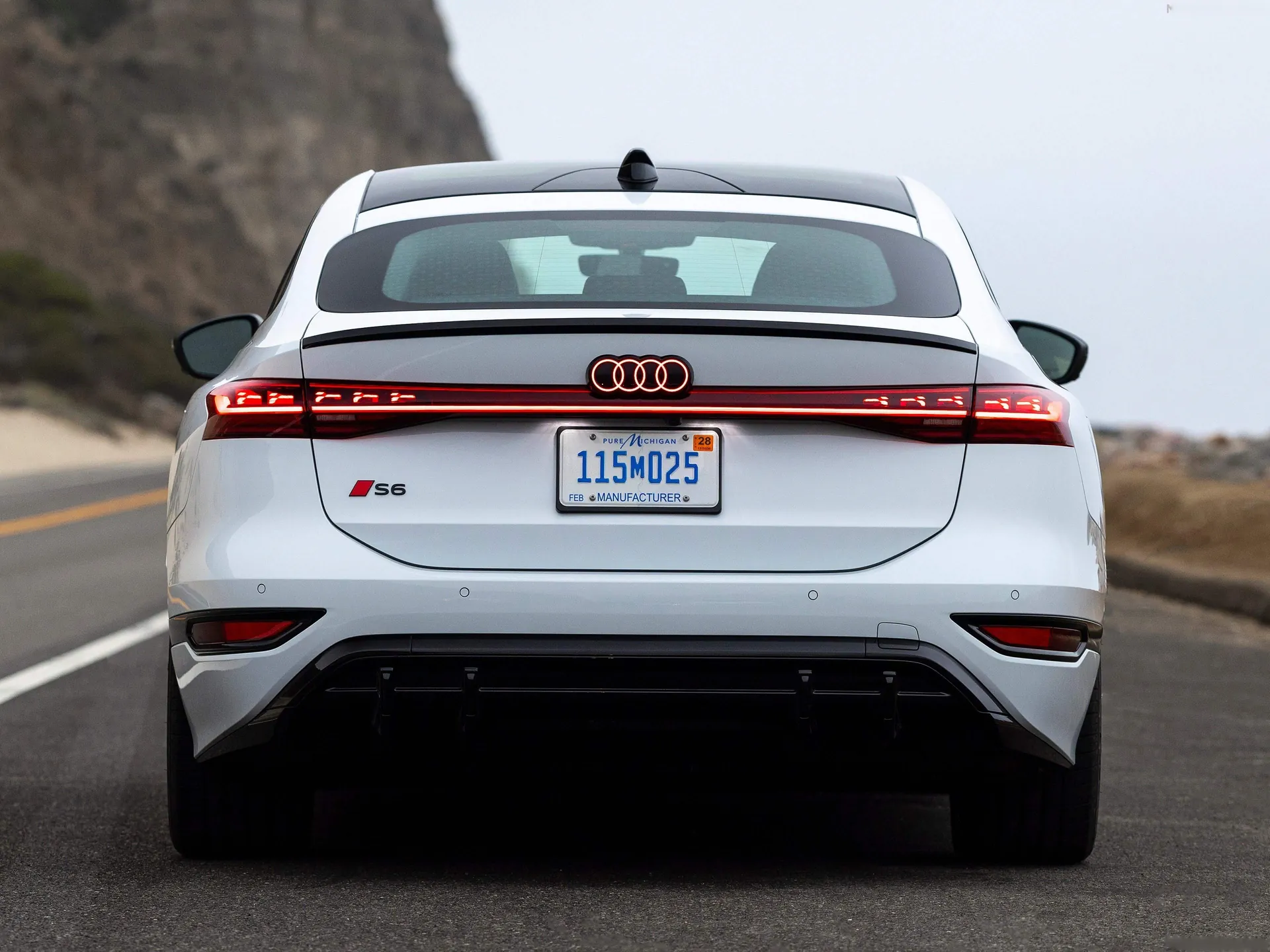 Audi S6 Sportback e-tron [US] (2025) – zezadu