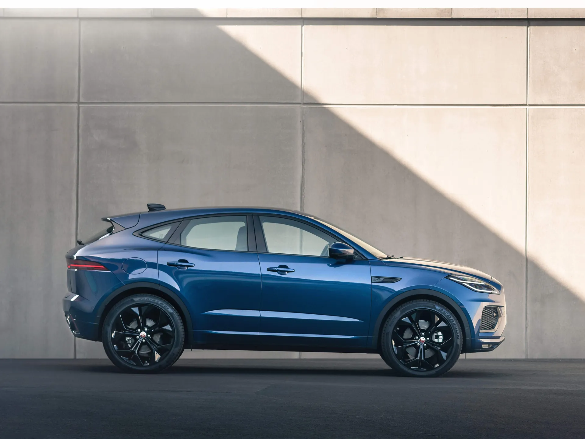 Jaguar E-Pace (2021) – boční profil