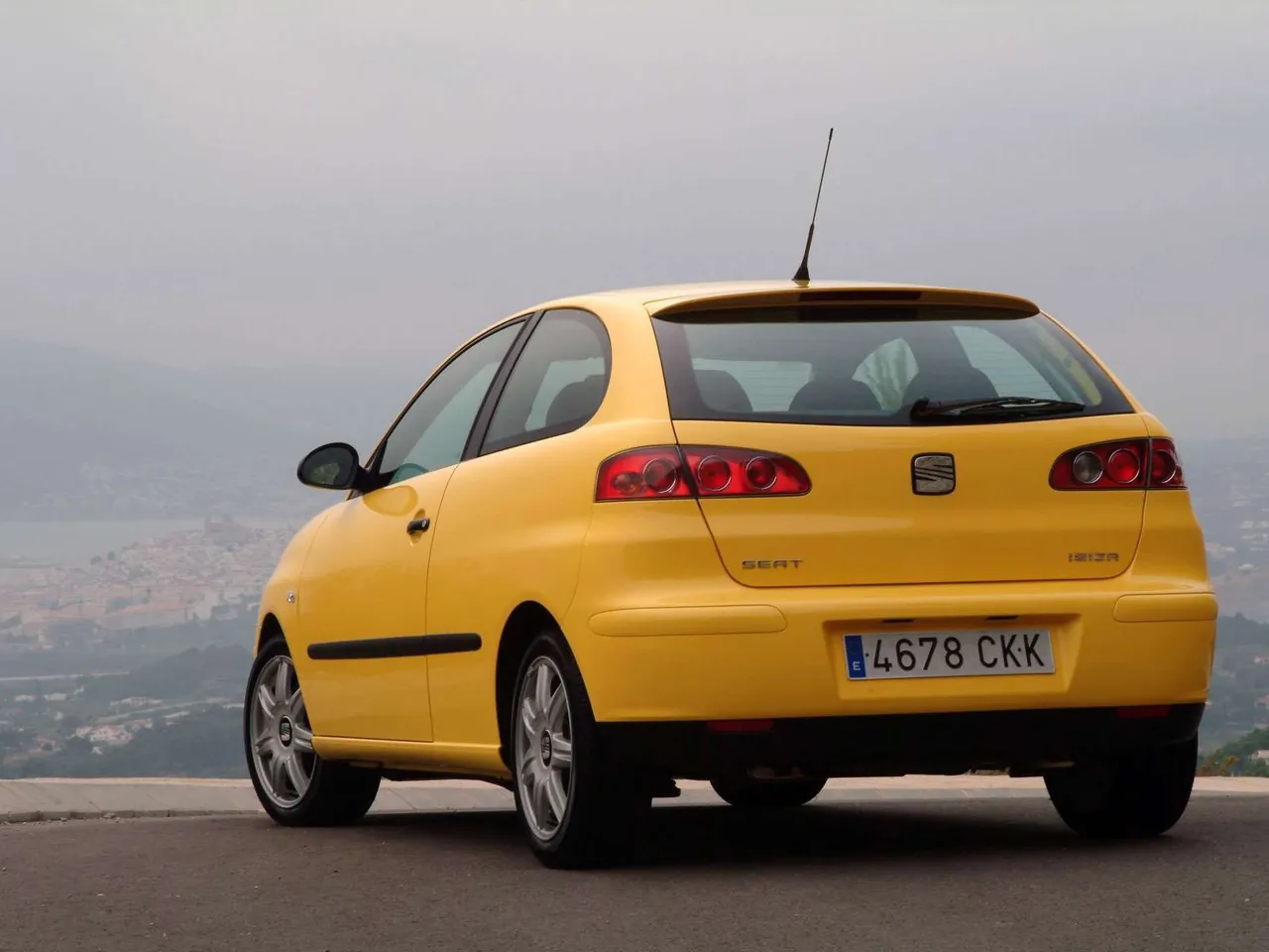 Seat Ibiza 2.0 (2002) – zadní tříčtvrteční pohled