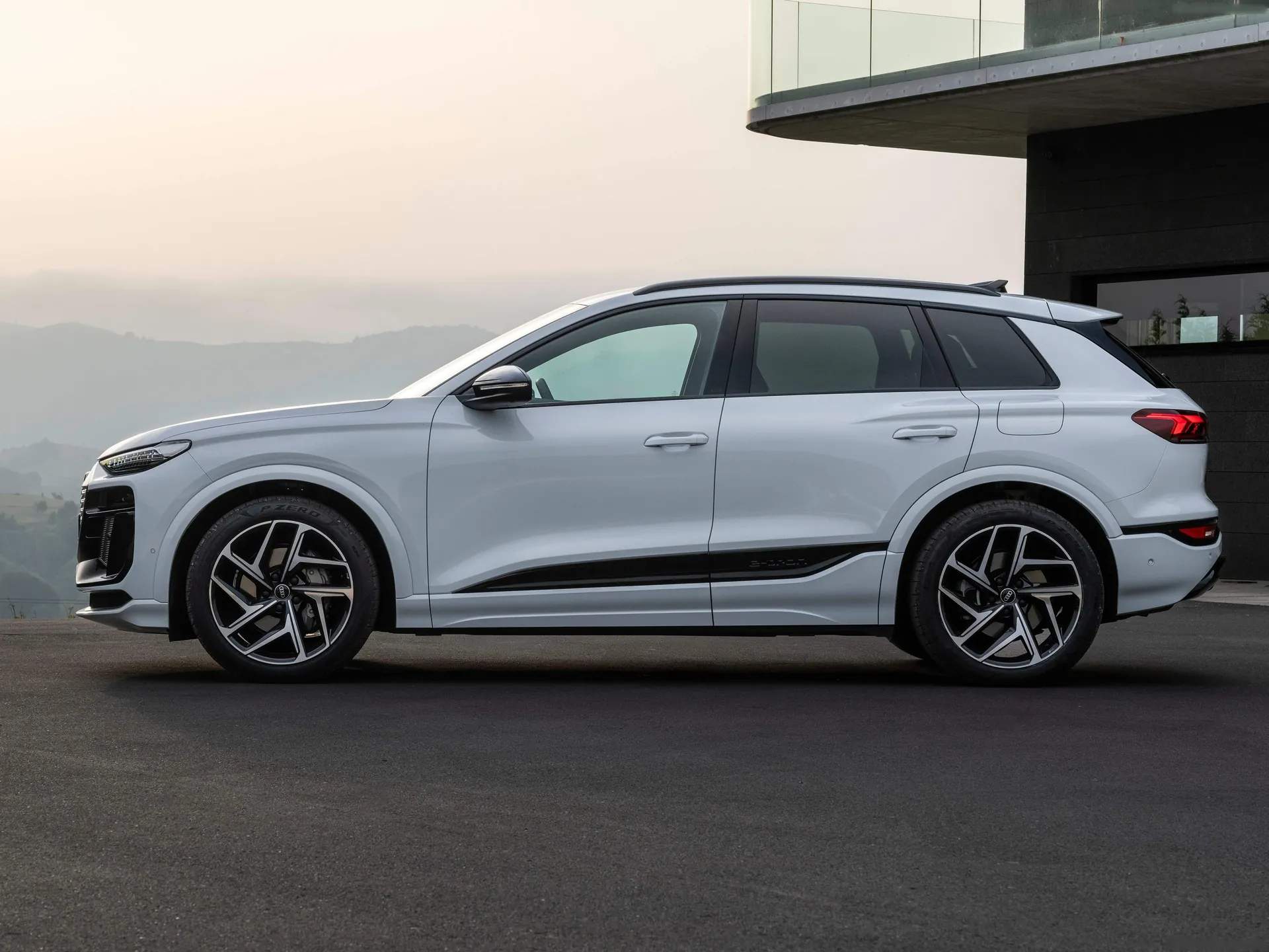 Audi Q6 e-tron quattro (2025) – boční profil