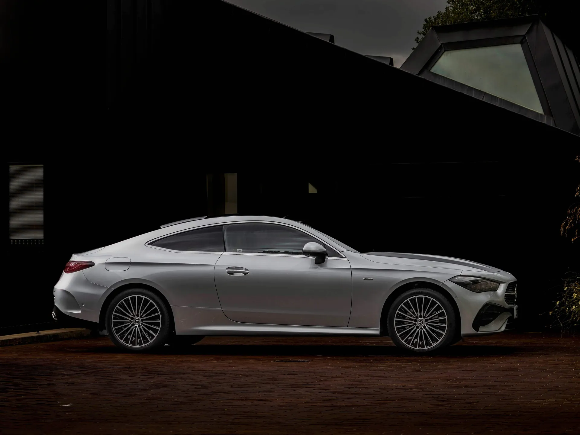 Mercedes-Benz CLE Coupe [UK] (2024) – boční profil