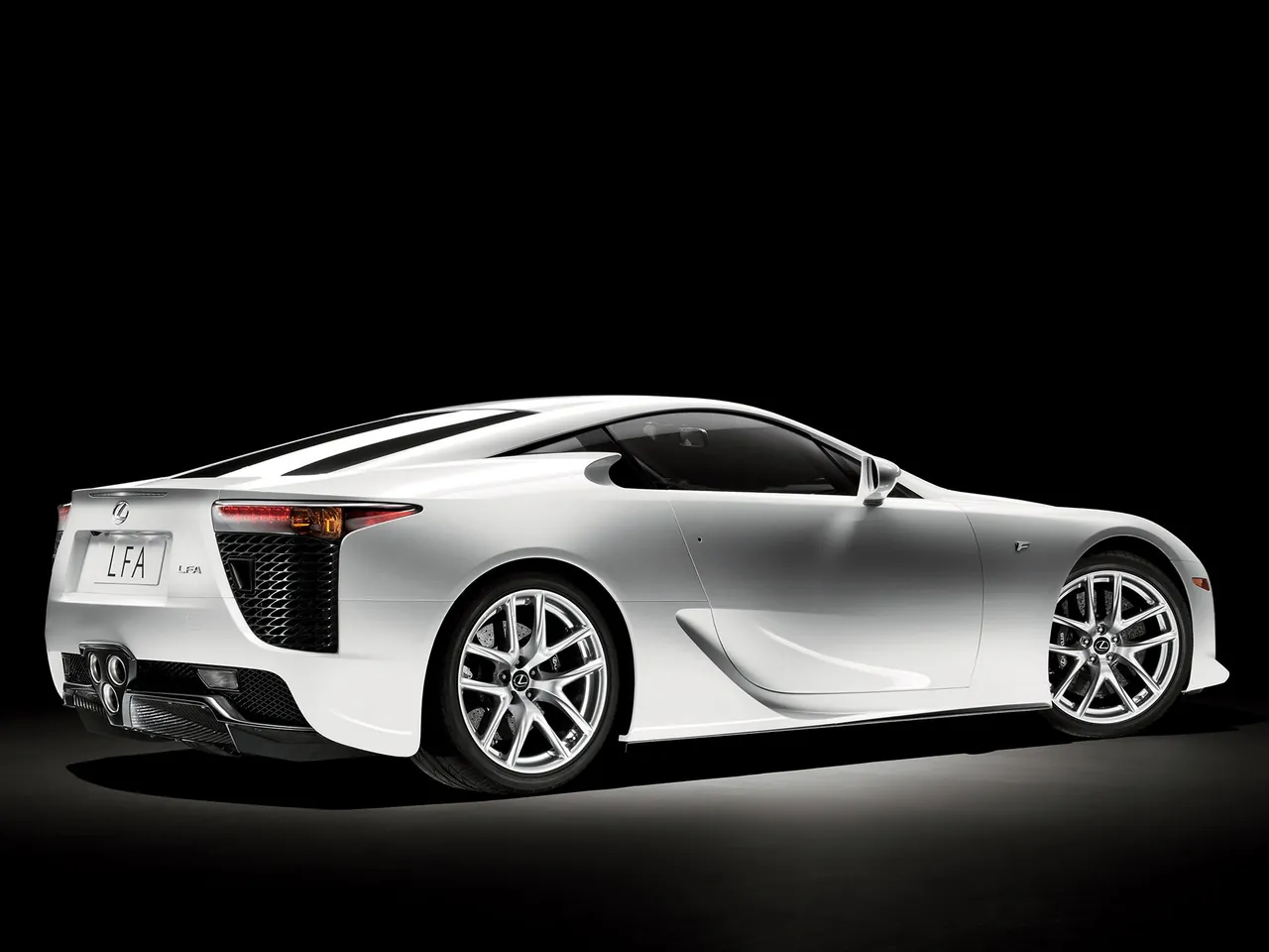 Lexus LFA (2011) – zadní tříčtvrteční pohled