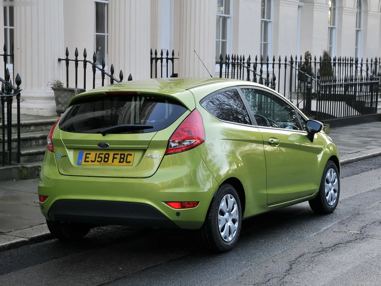 Ford Fiesta ECOnetic (2009) – zadní tříčtvrteční pohled