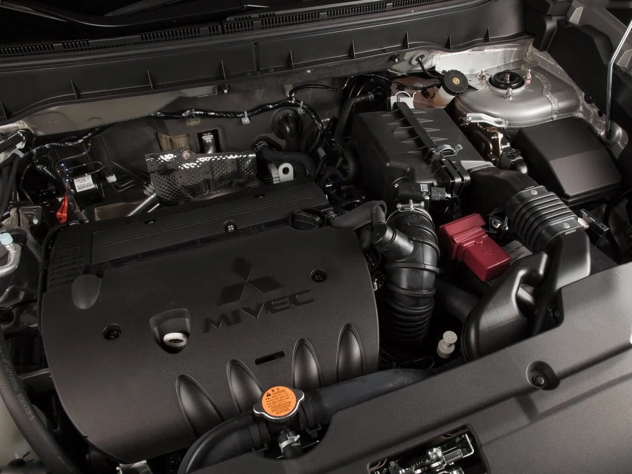Mitsubishi Outlander Sport (2013) – motorový prostor