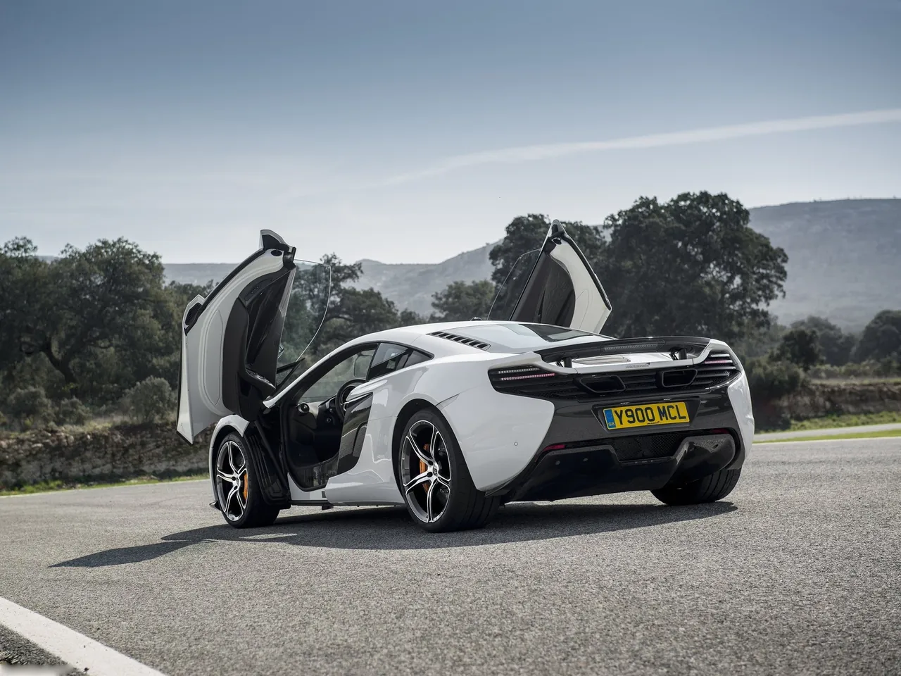 McLaren 650S (2015) – zadní tříčtvrteční pohled
