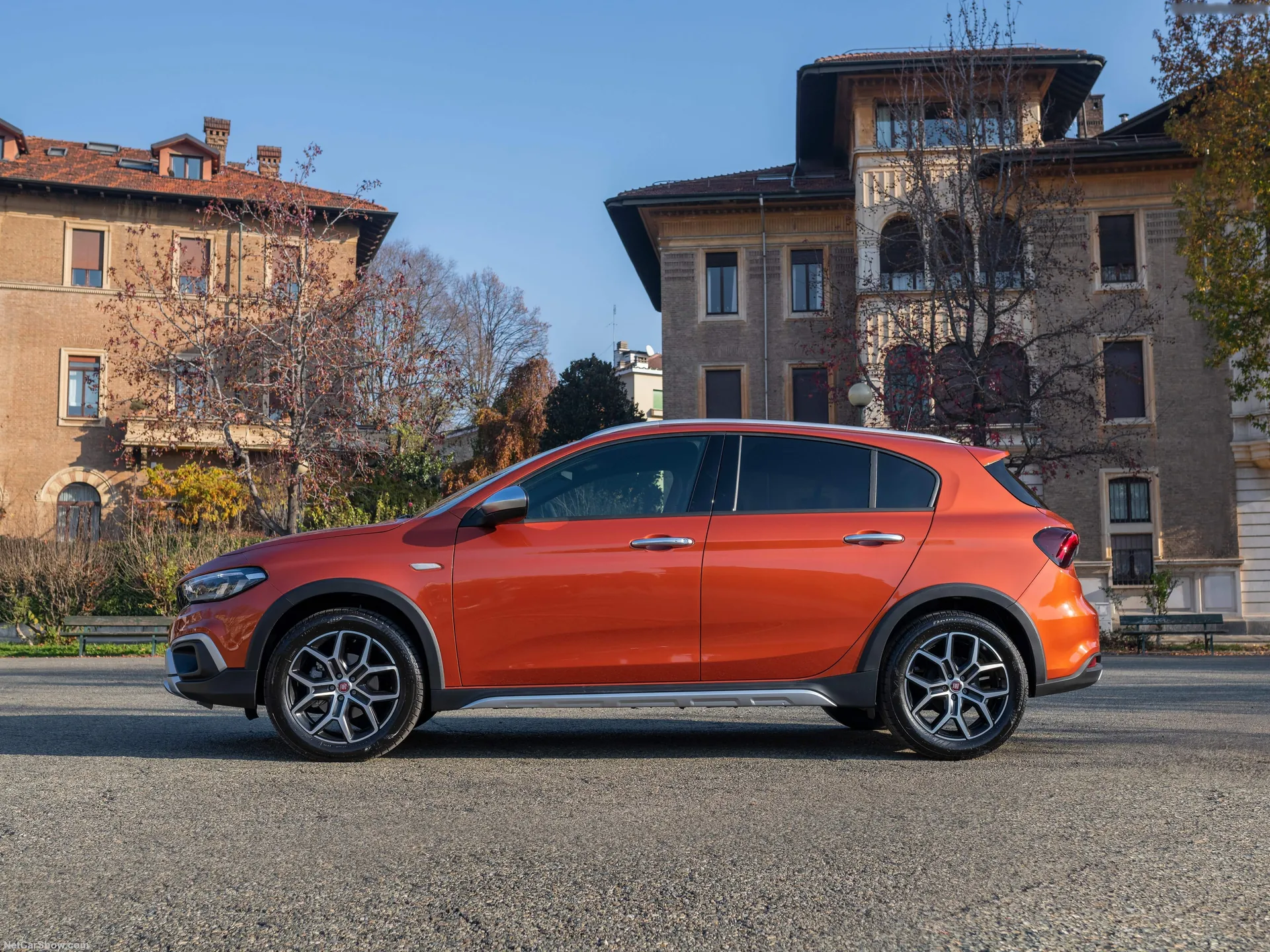 Fiat Tipo Cross (2021) – boční profil