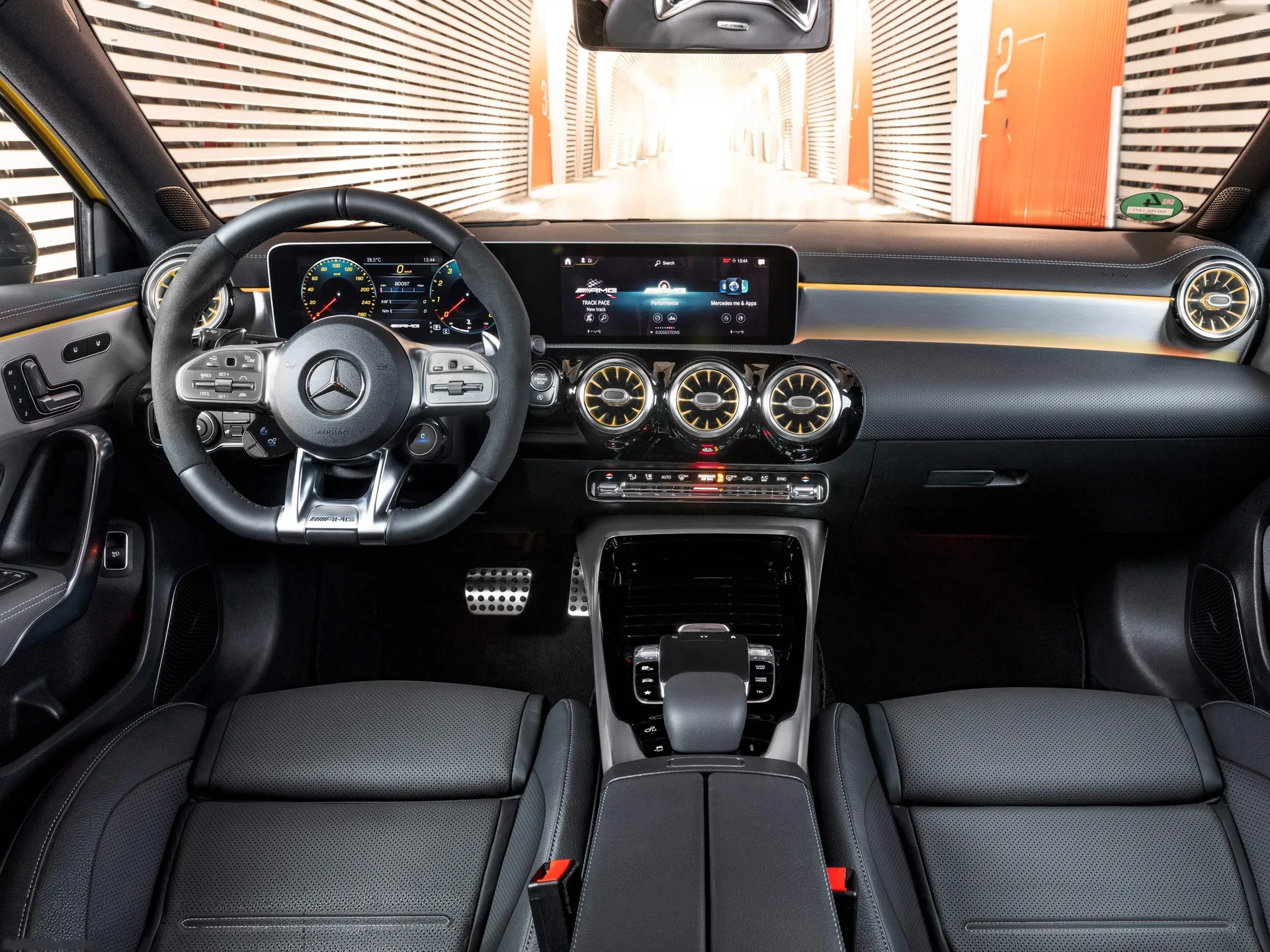 Mercedes-Benz A35 AMG 4Matic (2019) - Interior