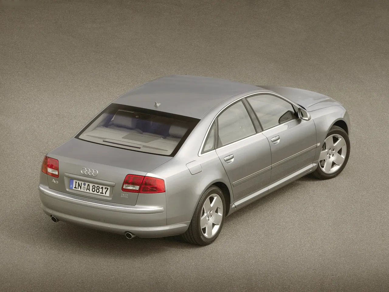 Audi A8 3.2 FSI quattro (2005) – zadní tříčtvrteční pohled