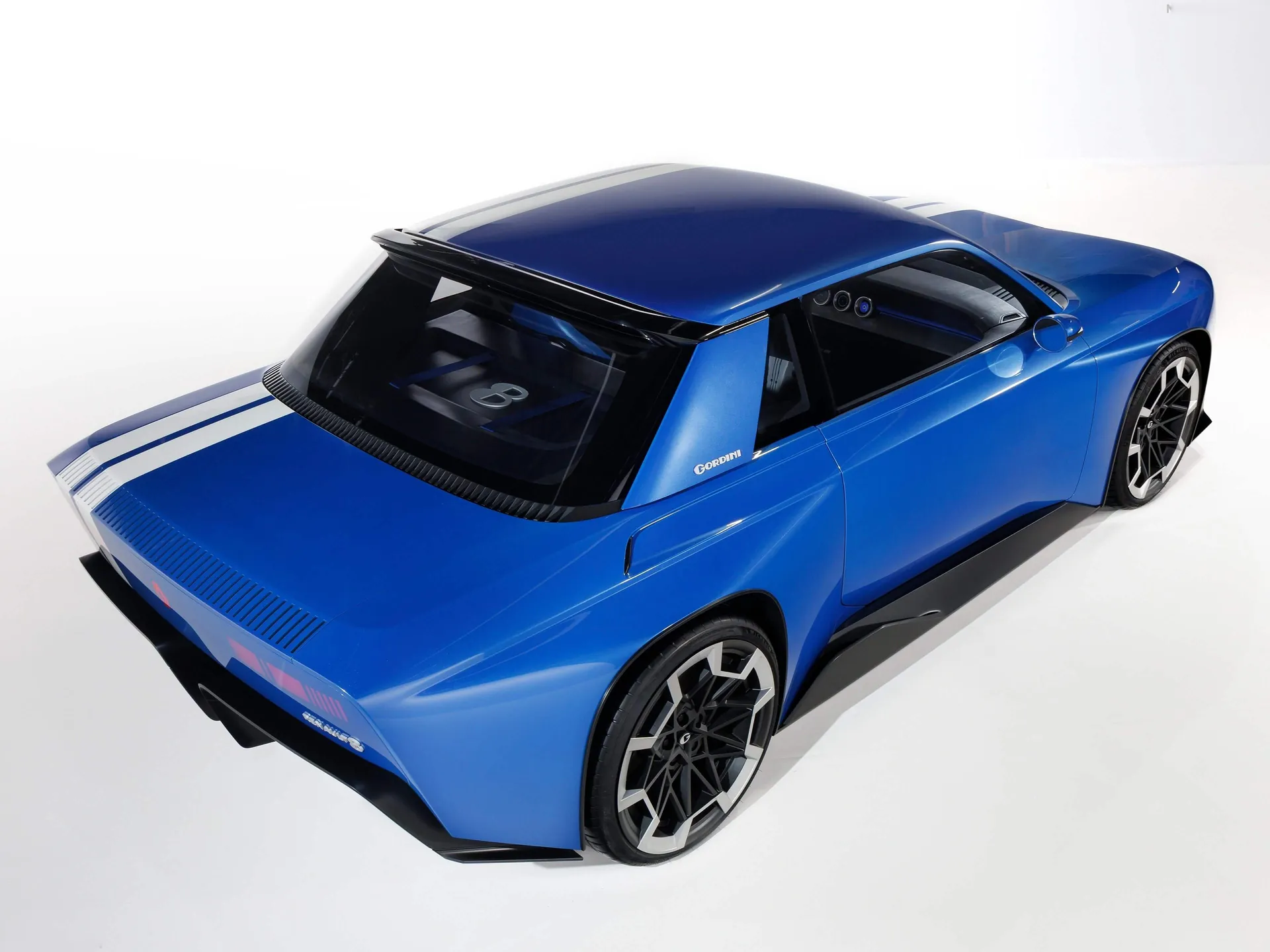 Renault 8 Gordini Concept (2026) – zadní tříčtvrteční pohled