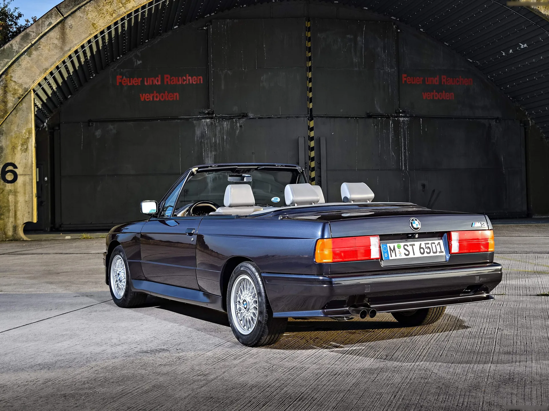 BMW M3 Cabriolet (1988) – zadní tříčtvrteční pohled