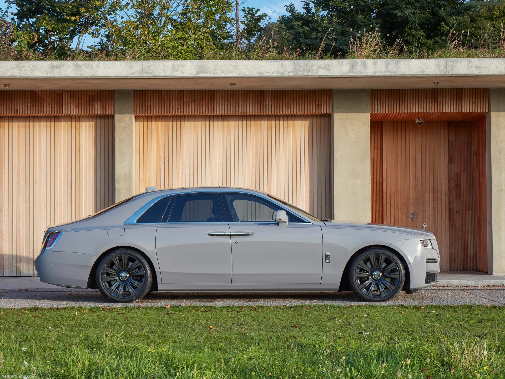 Rolls-Royce Ghost (2021) – boční profil