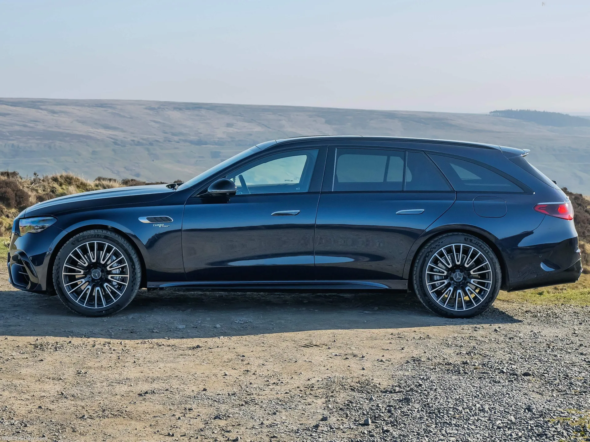 Mercedes-Benz E53 AMG Hybrid Estate [UK] (2025) – boční profil