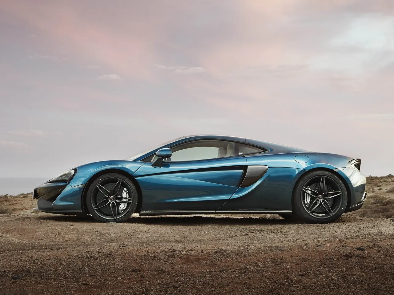 McLaren 570GT (2017) – boční profil