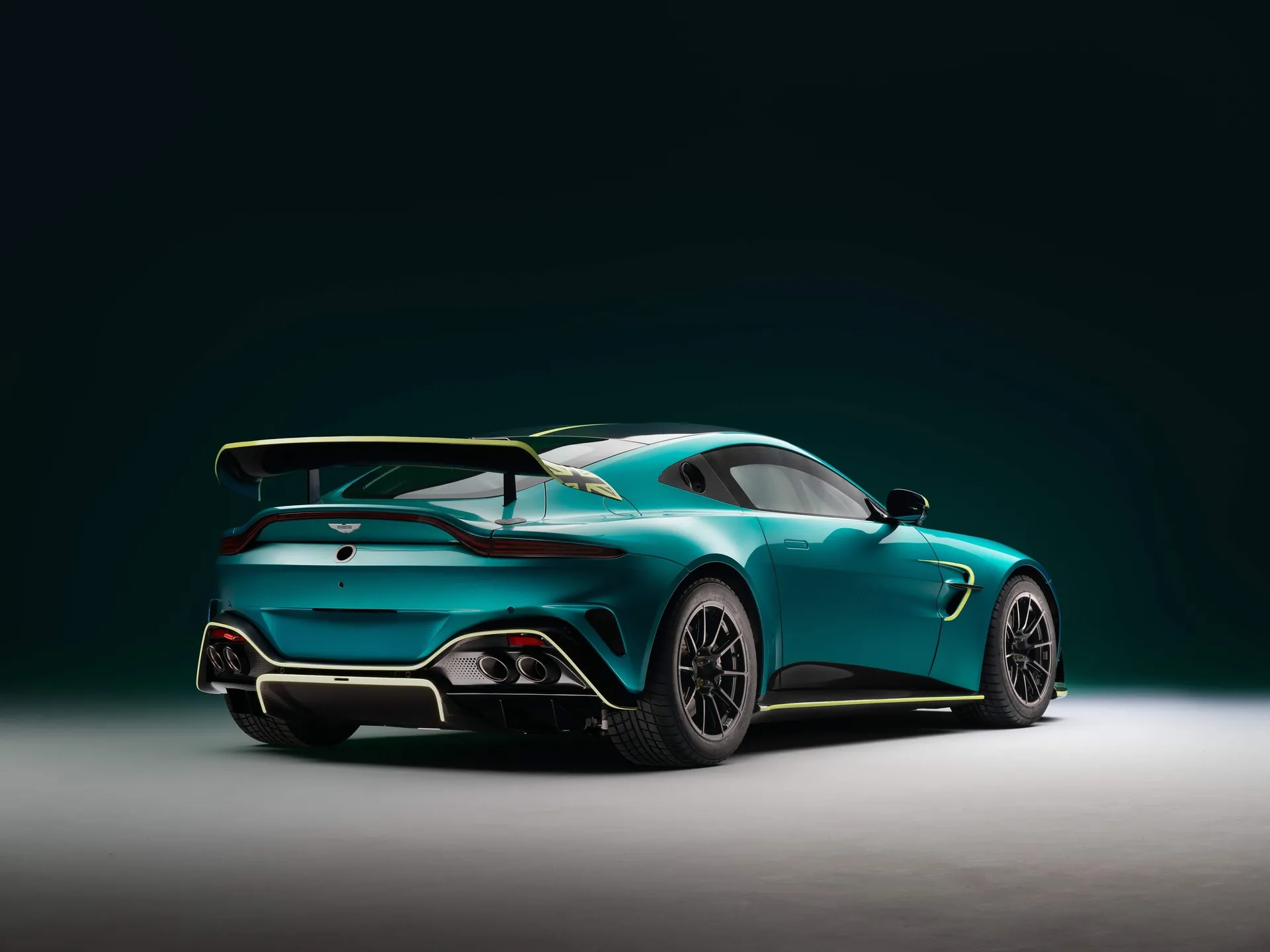 Aston Martin Vantage GT4 (2024) – zadní tříčtvrteční pohled