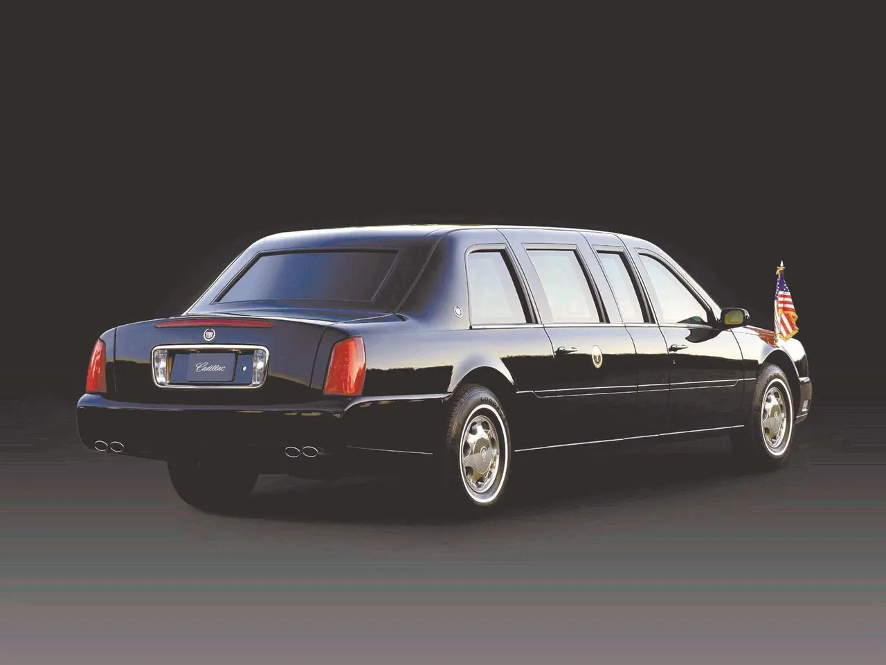 Cadillac DeVille Presidential Limousine (2001) – zadní tříčtvrteční pohled