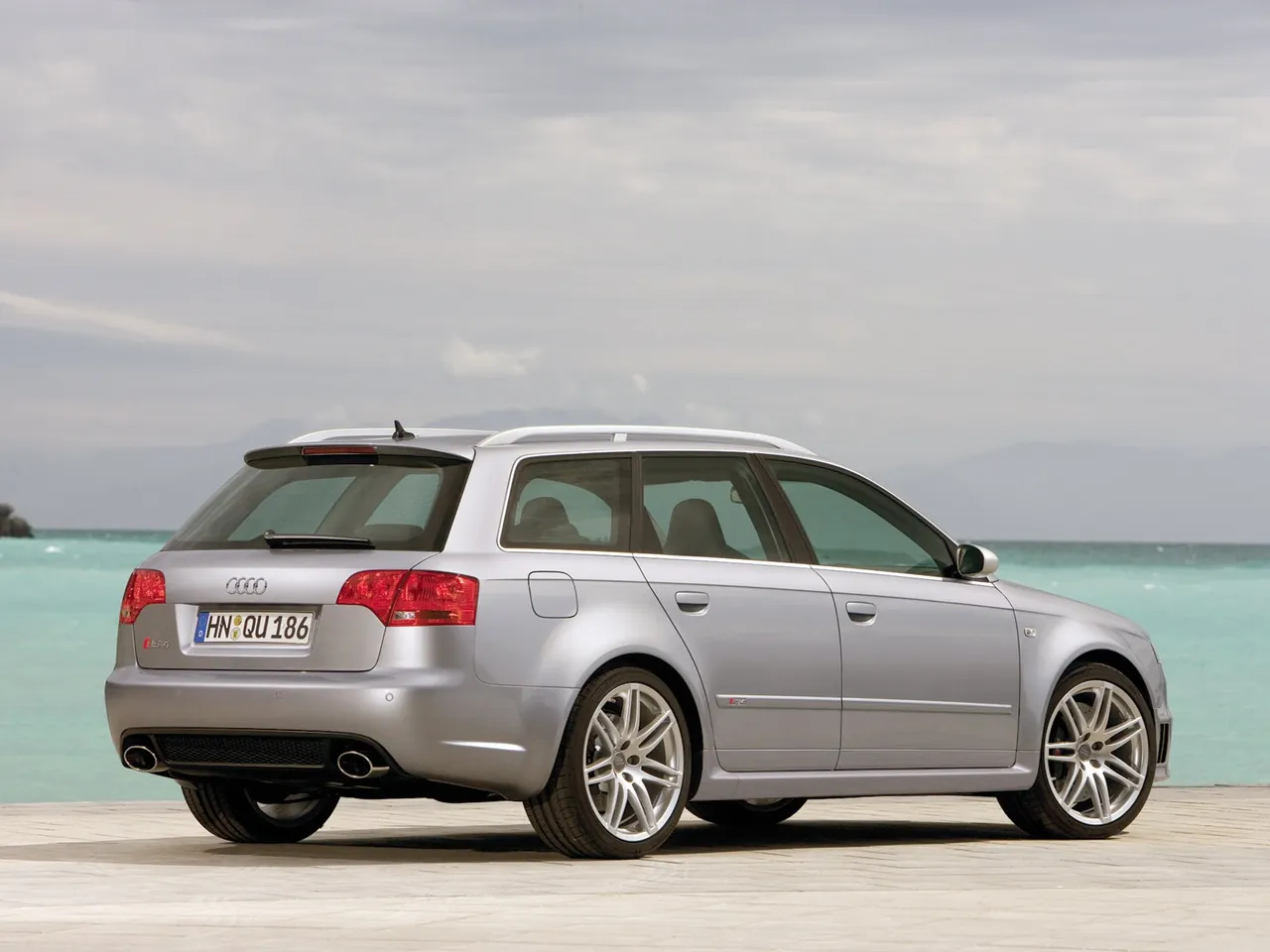 Audi RS 4 Avant (2006) – zadní tříčtvrteční pohled