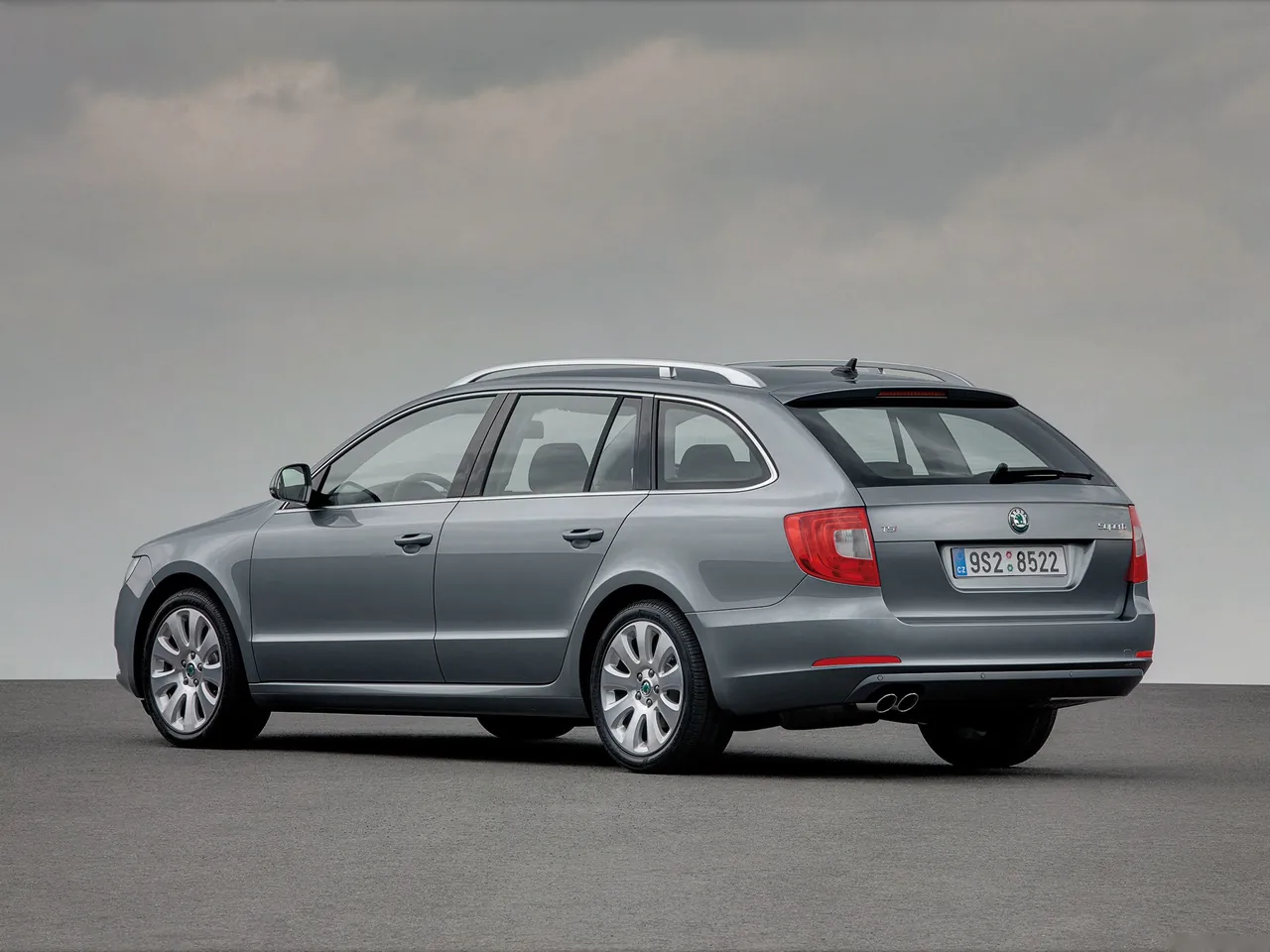 Skoda Superb Combi (2010) – zadní tříčtvrteční pohled
