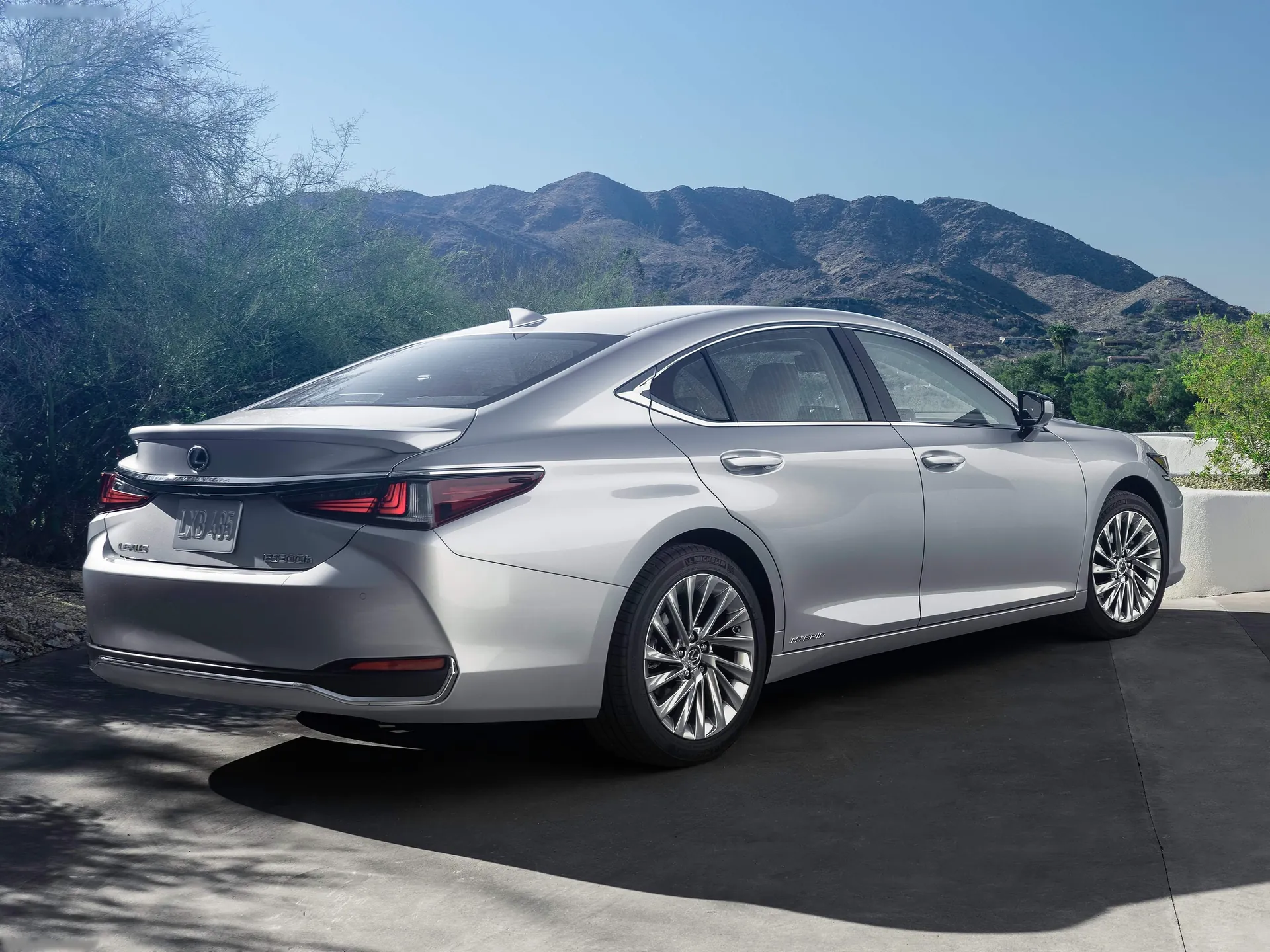Lexus ES (2022) – zadní tříčtvrteční pohled