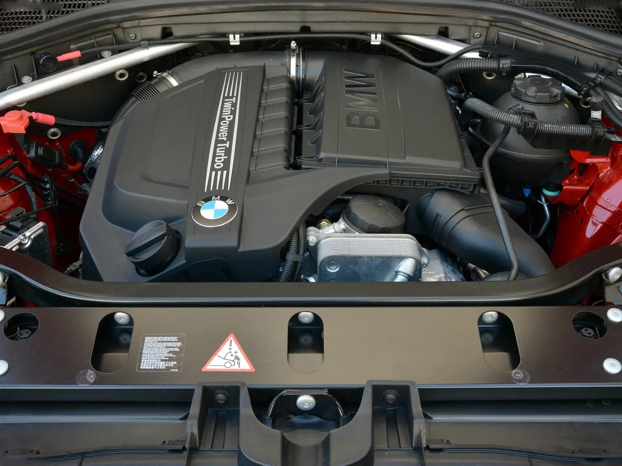 BMW X4 (2015) – motorový prostor