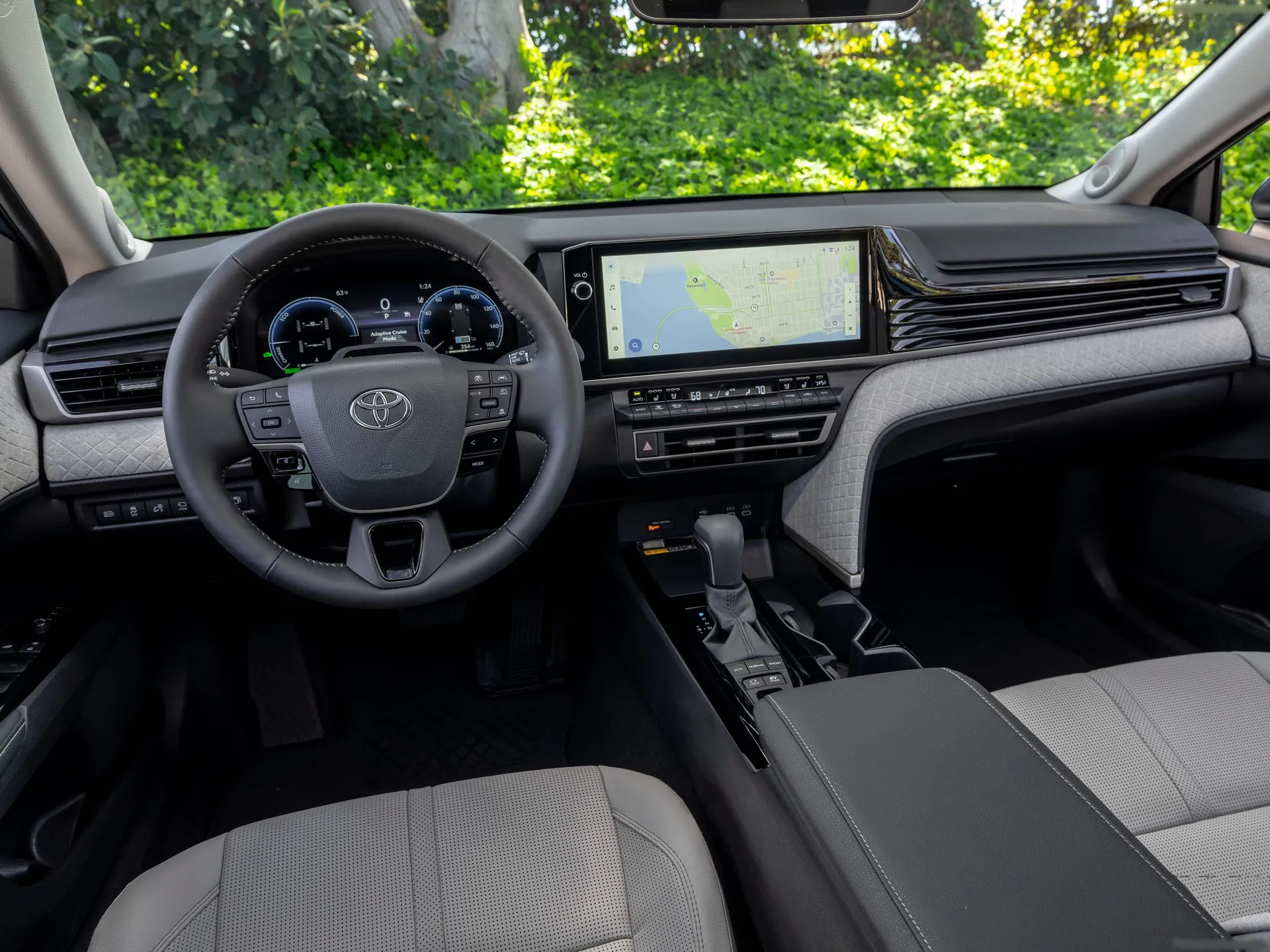 Toyota Camry Hybrid (2025) – interiér