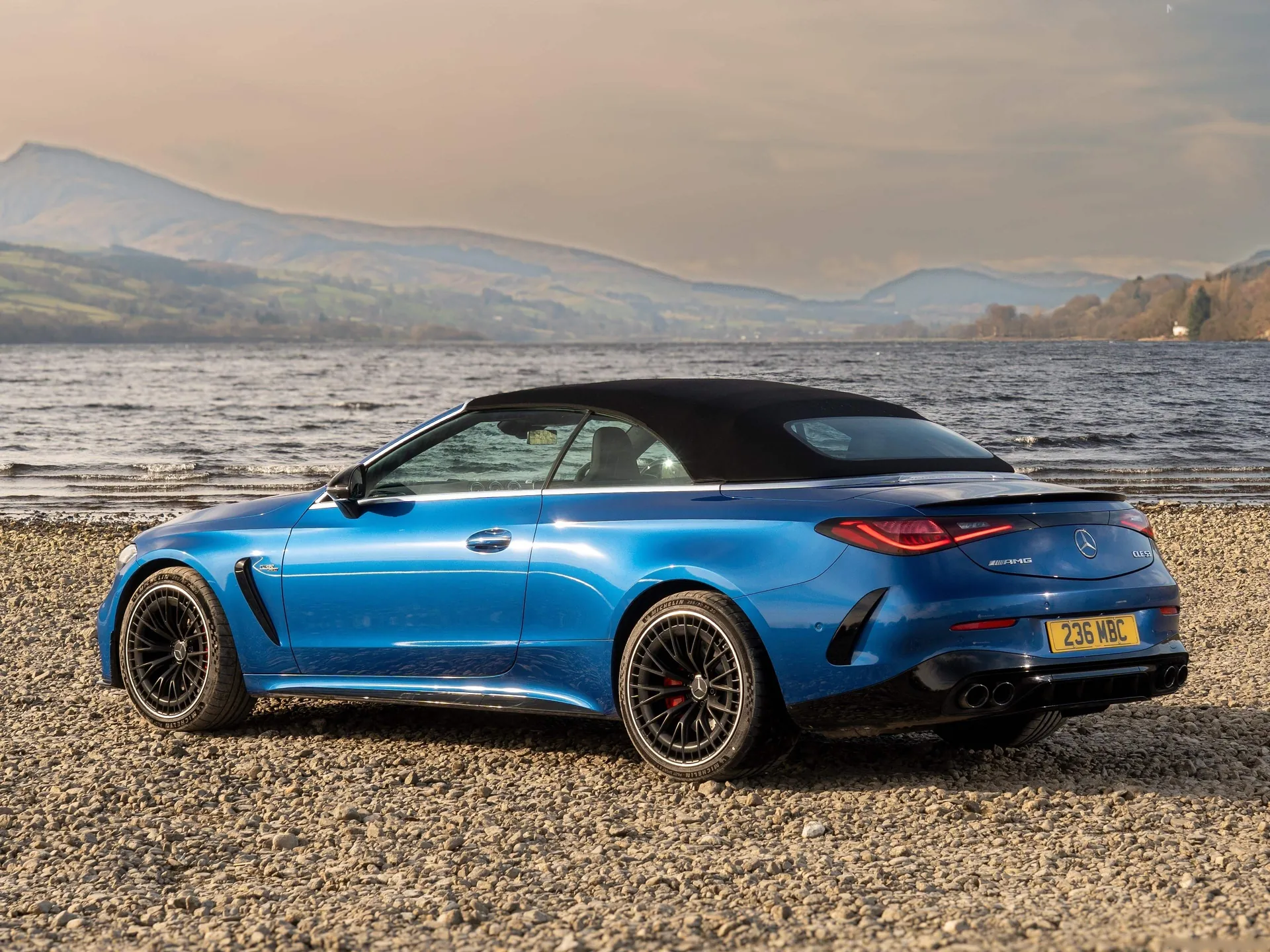 Mercedes-Benz CLE53 AMG Cabriolet [UK] (2025) – zadní tříčtvrteční pohled