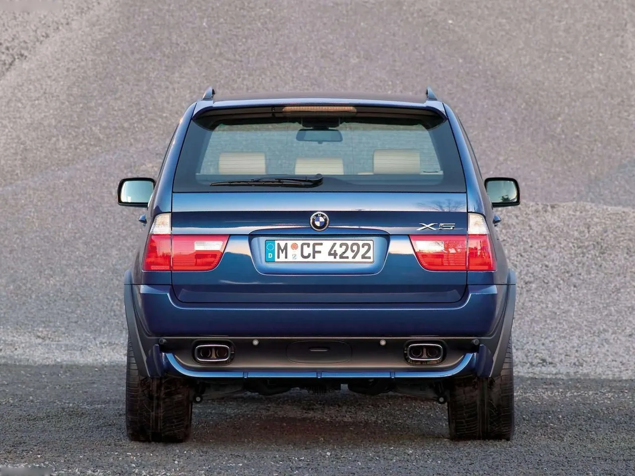 BMW X5 4.8is (2004) – zezadu