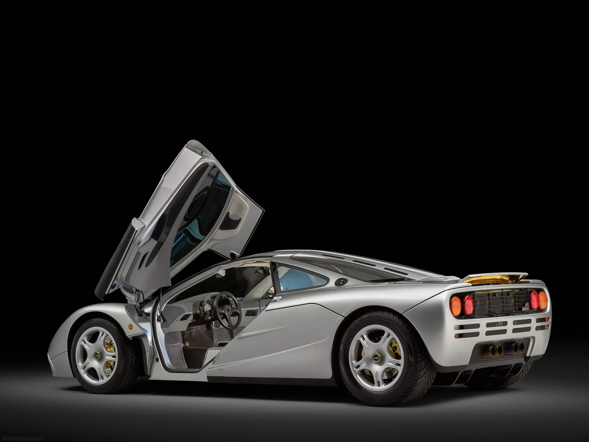 McLaren F1 (1993) – zadní tříčtvrteční pohled