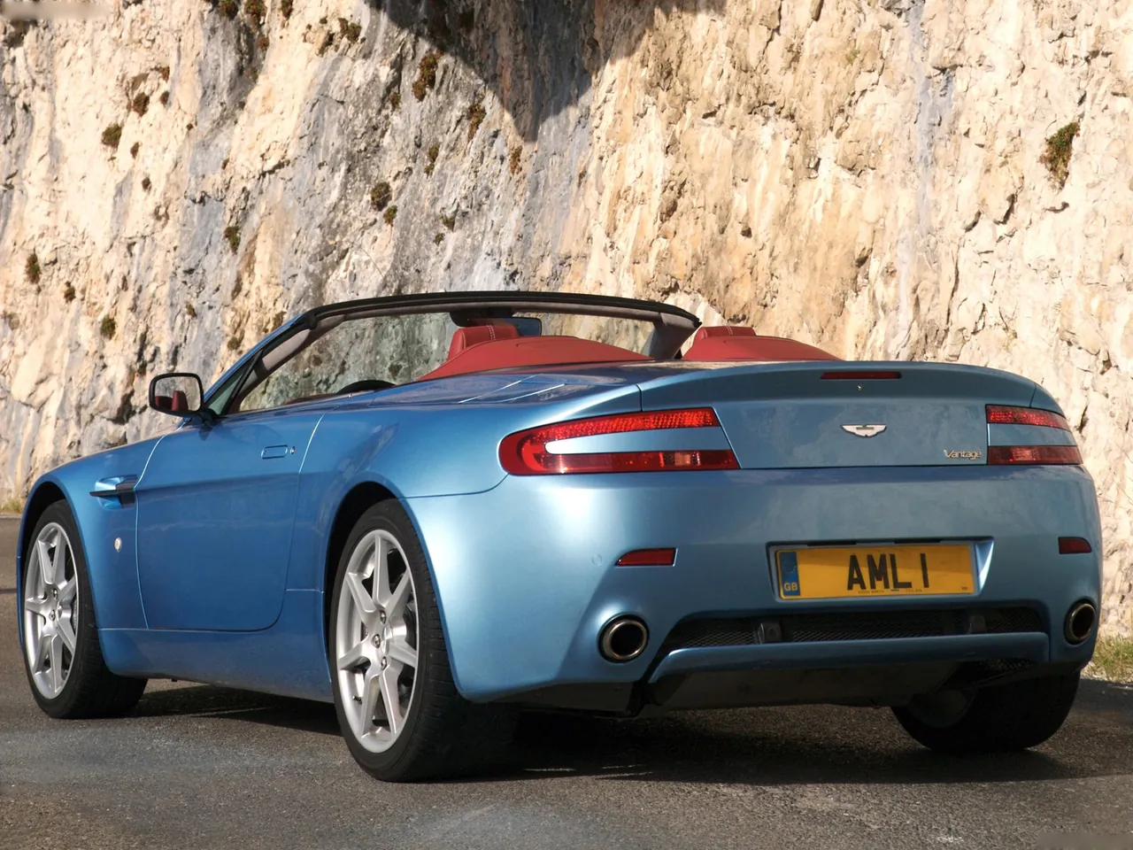 Aston Martin V8 Vantage Roadster (2007) – zadní tříčtvrteční pohled